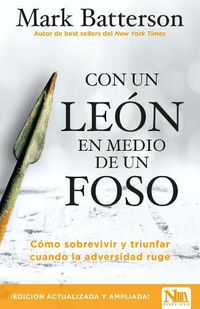 Cover image for Con Un Leon En Medio de Un Foso: Como Sobrevivir Y Triunfar Cuando La Adversidad Ruge