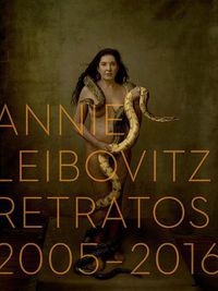 Cover image for Annie Leibovitz: Retratos, 2005-2016 (Annie Leibovitz: Portraits 2015-2016) (Spanish Edition)