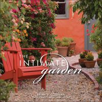 Cover image for Intimate Garden: Spaces That Surround and Nourish