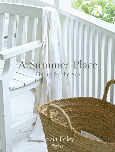 Cover image for A Summer Place: Living by the Sea