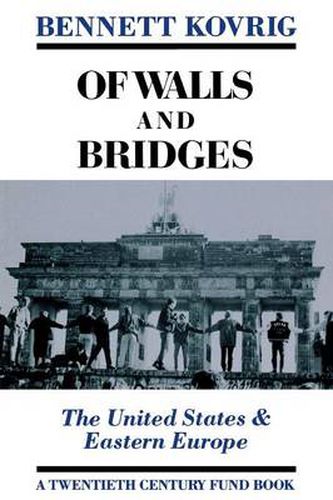 Cover image for Of Walls and Bridges: The United States & Eastern Europe