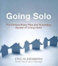 Cover image for Going Solo: The Extraordinary Rise and Surprising Appeal of Living Alone