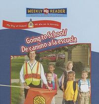 Cover image for Going to School / de Camino a la Escuela