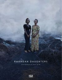 Cover image for Rwandan Daughters (bilingual edition): Photographs by Olaf Heine