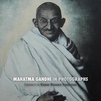 Cover image for Mahatma Gandhi in Photographs: Foreword by The Gandhi Research Foundation