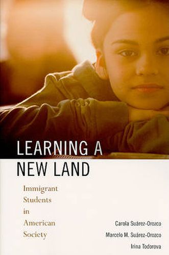 Cover image for Learning a New Land: Immigrant Students in American Society