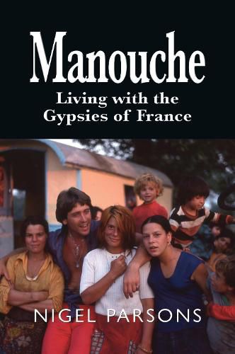 Cover image for Manouche: Living with the Gypsies of France