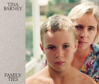 Cover image for Tina Barney: Family Ties