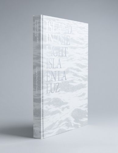 Cover image for Island In The Light / Isla En La Luz