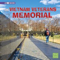 Cover image for Vietnam Veterans Memorial: a 4D Book (National Landmarks)