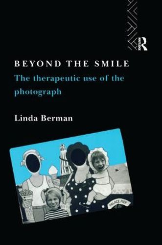 Cover image for Beyond the smile: The therapeutic use of the photograph