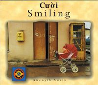 Cover image for Smiling (English-Vietnamese)