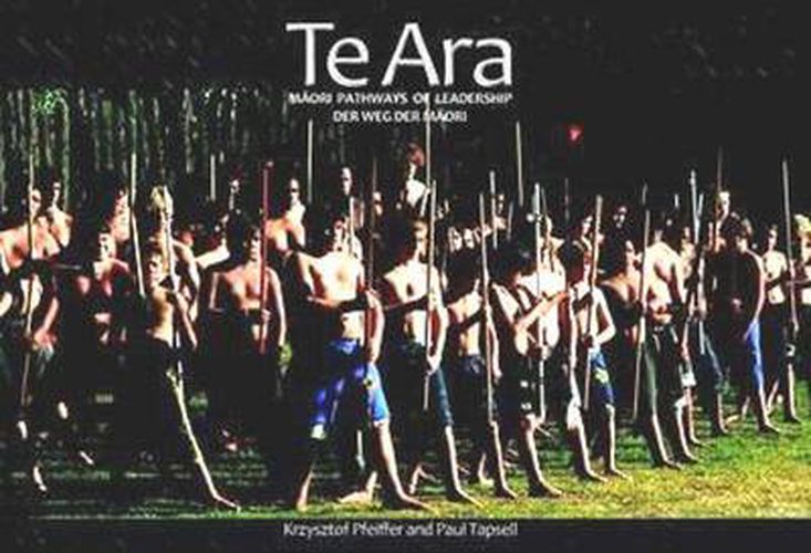 Cover image for Te Ara: Maori Pathways of Leadership