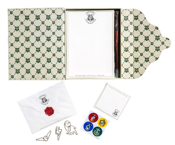 Cover image for Harry Potter: Hogwarts Acceptance Letter Stationery Set
