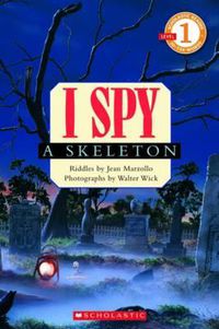 Cover image for Scholastic Reader: Level 1 I Spy a Skeleton