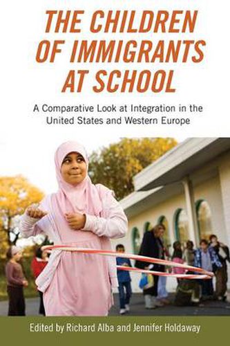 Cover image for The Children of Immigrants at School: A Comparative Look at Integration in the United States and Western Europe