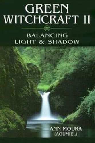 Cover image for Green Witchcraft: Balancing Light and Shadow