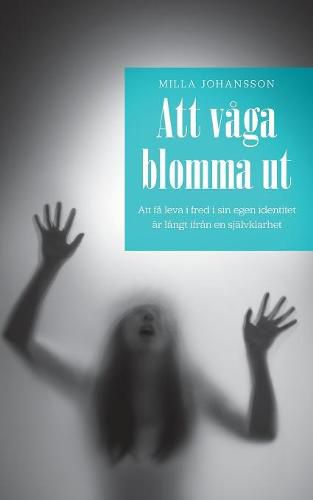 Cover image for Att vaga blomma ut: Att fa leva ifred i sin egen identitet ar langt ifran en sjalvklart