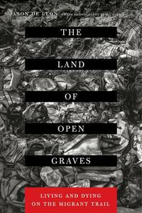 Cover image for The Land of Open Graves: Living and Dying on the Migrant Trail