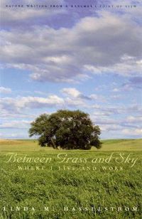 Cover image for Between Grass and Sky: Where I Live and Work