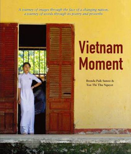 Cover image for Vietnam Moment