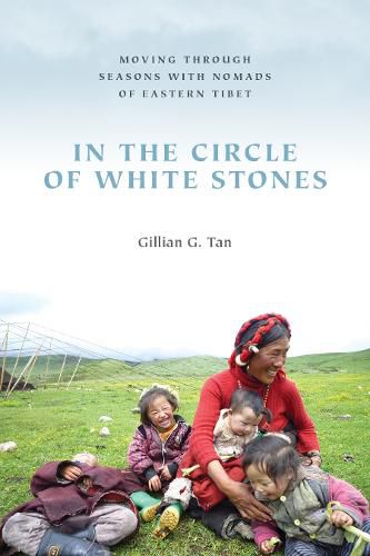 Cover image for In the Circle of White Stones: Moving through Seasons with Nomads of Eastern Tibet