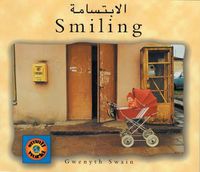 Cover image for Smiling (Arabic-English)