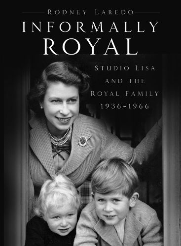 Cover image for Informally Royal: Studio Lisa and the Royal Family 1936-1966