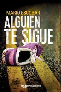 Cover image for Alguien te sigue