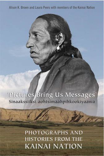 Cover image for Pictures Bring Us Messages / Sinaakssiiksi aohtsimaahpihkookiyaawa: Photographs and Histories from the Kainai Nation